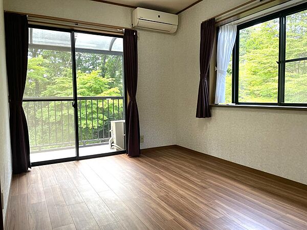2階洋室6帖　収納スペースのある２面採光のお部屋です。
