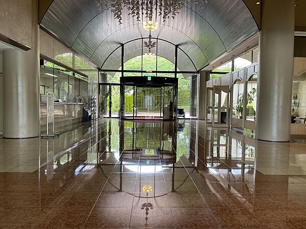 エントランスホール　　大理石貼りの趣ある広々としたエントランスです。