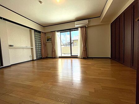 約12.4帖　ガラスブロック仕様と角部屋のため明るいお部屋です。クローゼット付きです。