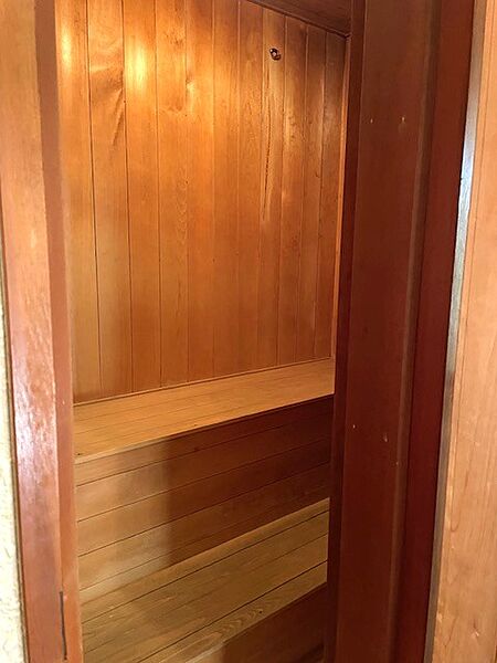 サウナ室は1～2名用広さです。