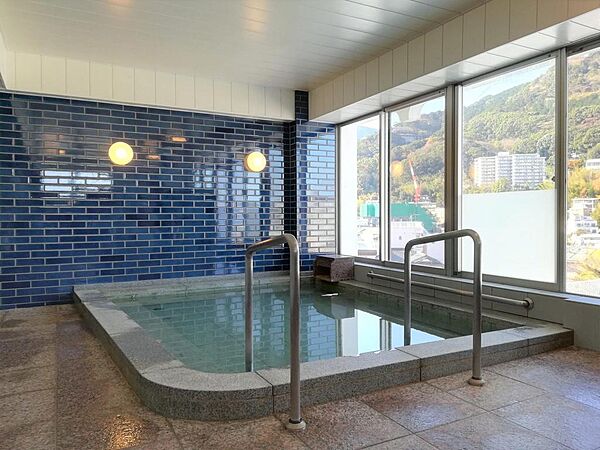 屋上にある温泉大浴場は2019年にリノベーションしました。