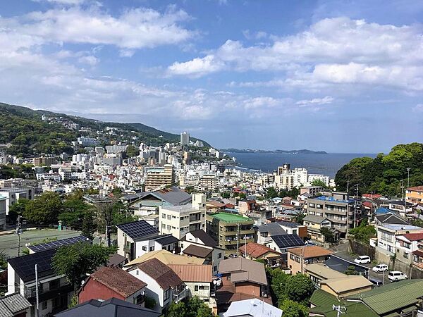 マンションの屋上からは熱海の街や海が一望でき、花火大会を楽しむことができます。