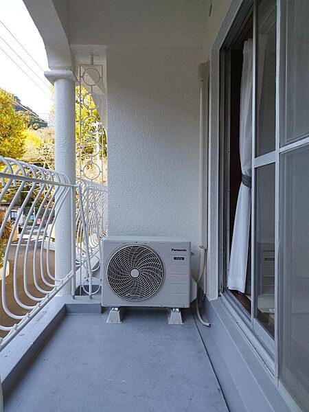 バルコニーはお部屋の幅と同じで約1．5帖くらいの広さがあります。大規模修繕によりきれいになりました。