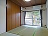 和室：和室の押入は扉付きで収納力があります。