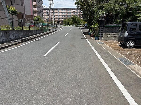 広々とした前面道路