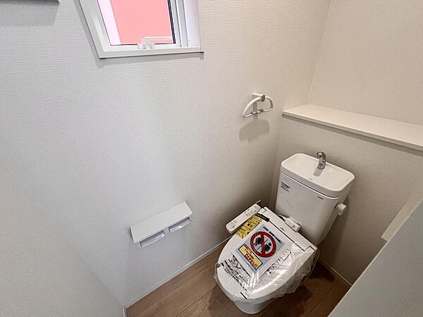 【トイレ】1階2階に1か所ずつ完備。トイレ物入付き。
