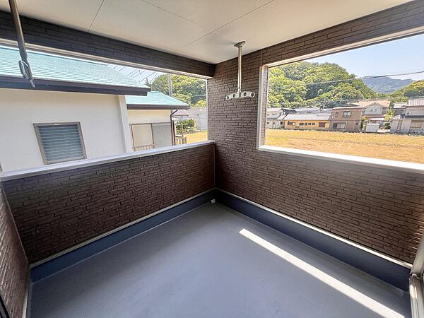 【バルコニー】南向きの大型バルコニーは陽当り良好で、たっぷりのお洗濯物もよく乾きます！雨でも安心のルーフバルコニー♪