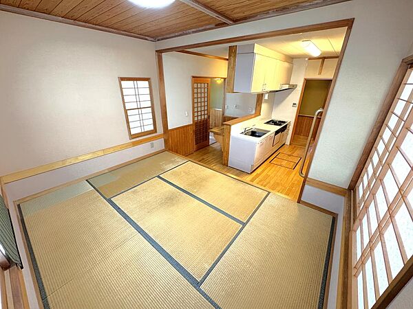 フローリングとはひと味違う、落ち着きのある空間が暮らしに彩りを添えます♪