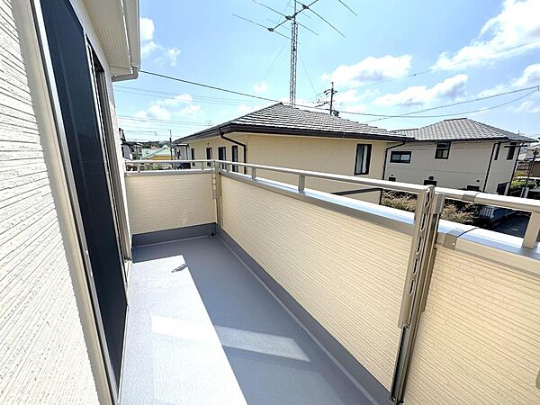 主寝室から出入りできるバルコニー。お布団も楽々干せますね。