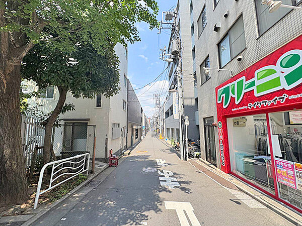 前面道路は約5メートル。