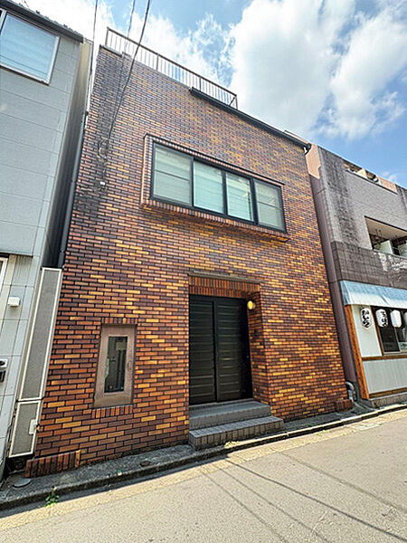 前面道路は約5メートル。
