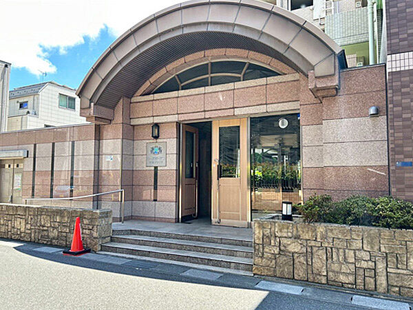 スロープ付きでベビーカー等での移動にも配慮された造り。