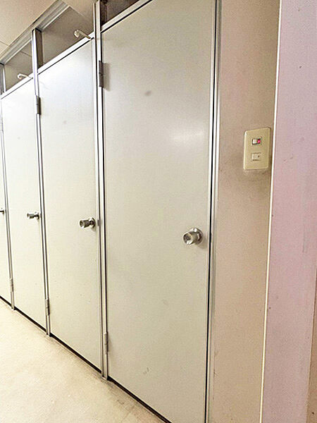 地下1階には専用のトランクルームがあり、普段使わないものを収納することが出来ます。使用料無償。