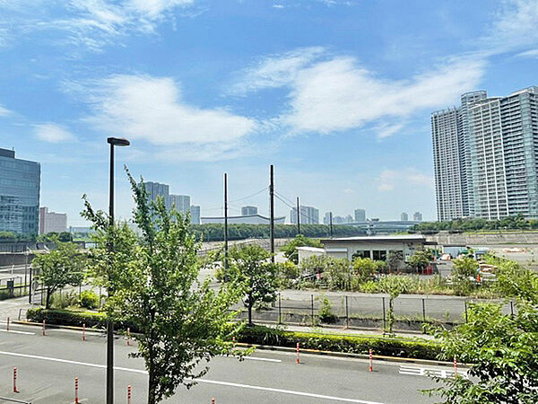バルコニーからの眺望です。有明方面をのぞみます。