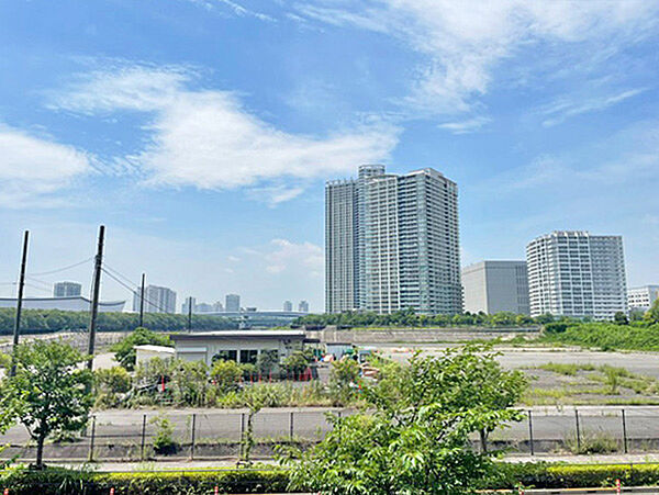 バルコニーからの眺望です。前面棟が無く、開放感にあふれた景色をお楽しみ頂けます。