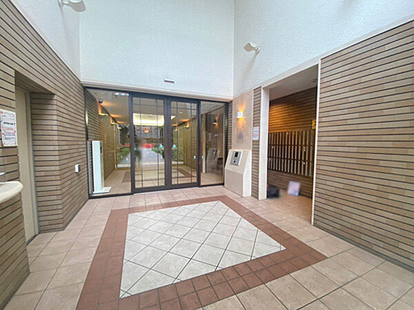 天井が高く開放感があふれるエントランスホール。モニター付きオートロックでセキュリティ面も安心。