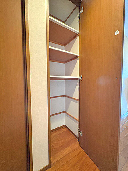 廊下収納付きなので、生活空間をすっきり保つことができます。