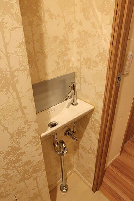 トイレには便利な手洗いがございます