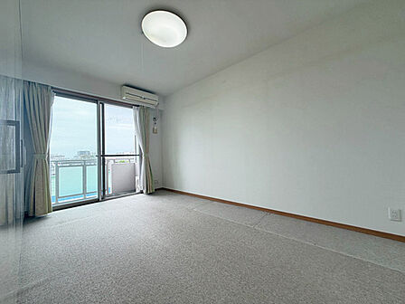 南向きのお部屋で明るい印象。
