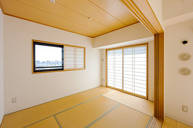 和室5.5帖 明るい雰囲気の和室でゆっくりくつろげます。
