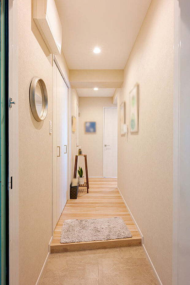 ご家族や来客者を出迎える玄関。収納力豊富なシューズインクローゼットがあり、玄関を広くご使用できます。
