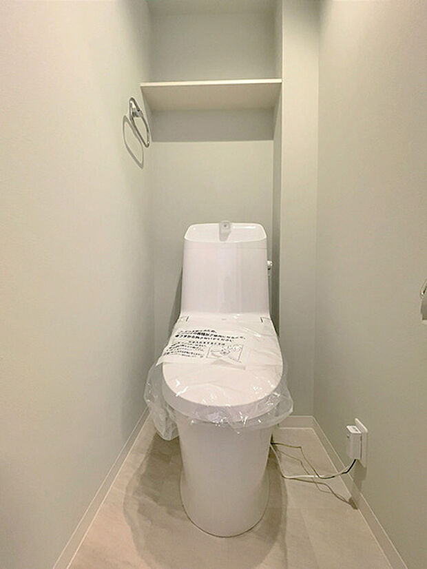温水洗浄便座付きトイレ。 清潔感のある白色をベースとしたリラックス空間になっております。