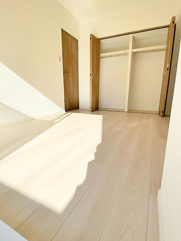 洋室約5．4帖にある収納スペースは、サイズや使い勝手を考慮して機能性を高めています。