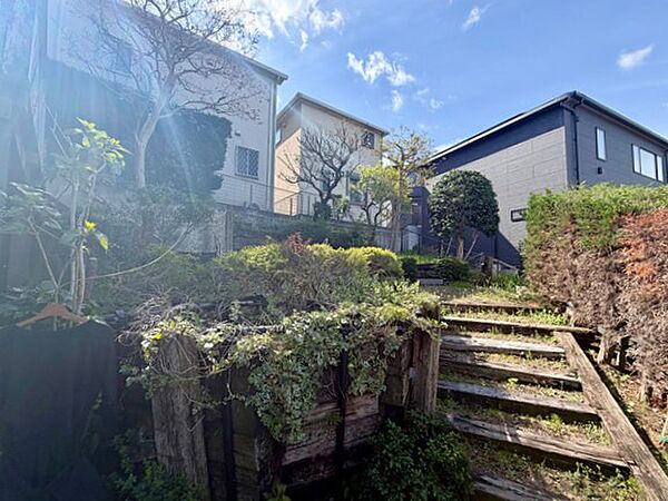 多目的に利用可能な10坪以上の庭があります