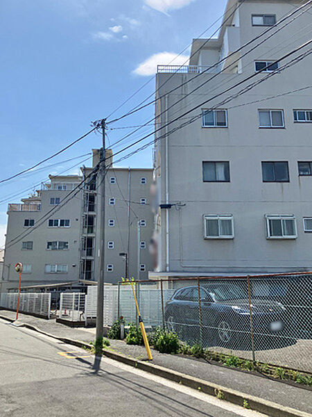 慶應義塾大学　日吉キャンパスまで徒歩14分。