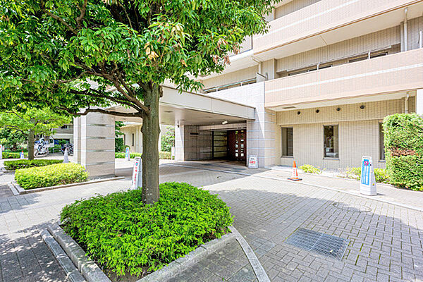 マンション入口。公園も近く小学校まで徒歩3分。周辺は商業施設が充実（糀谷商店街、萩中商店街）