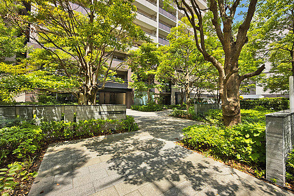 マンション敷地内。キッズ&amp;ママラウンジ・カフェラウンジ等、共用施設が充実しています。