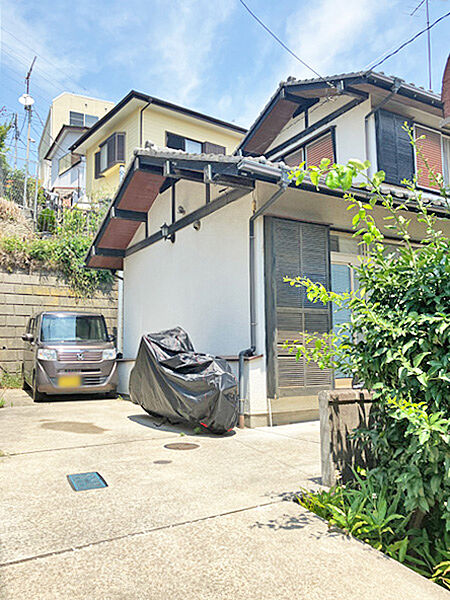 高台の閑静な住宅街に立地！日本の「さくら名所100選」に選ばれている三ッ池公園まで徒歩5分