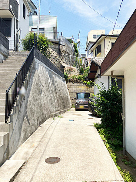 敷地延長の区画で道路からの騒音や視線が気にならず、ゆったりとお寛ぎいただけるお住まいです。