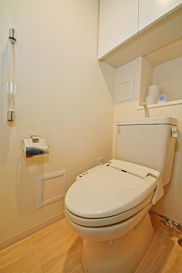 トイレには快適な温水洗浄便座付き。 トイレットペーパー他、収納に役立つ上部吊戸棚を設置しています。