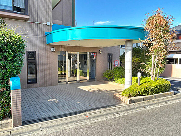 清潔感と開放感あふれるエントランス