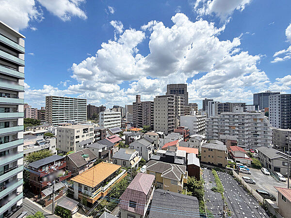 空と街並みを一望できる開放的な眺望。