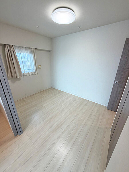 窓から自然光が入り、明るさを確保した快適な空間です。