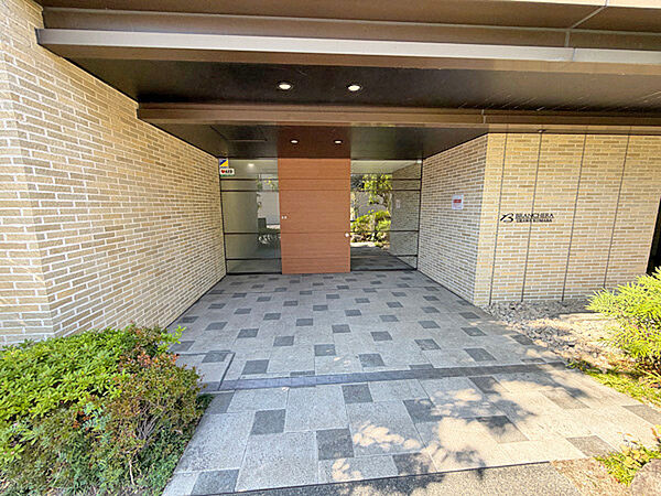 オートロック付きで防犯面にも配慮されており、安心してお住まいいただけます。