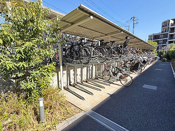 大容量の駐輪スペースを確保した自転車置場。
