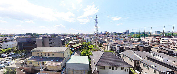 周囲に高い建物が少なく、視界が大きく広がる開放的な眺望。