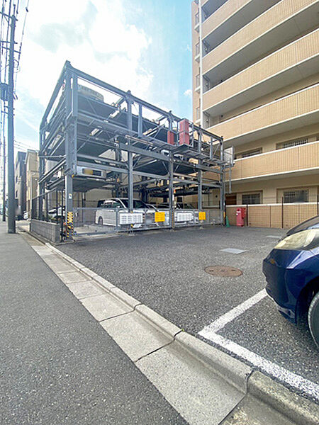敷地内に設けられた機械式駐車場。