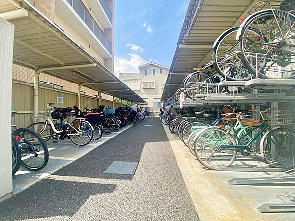 敷地内に整備された屋根付き駐輪場。