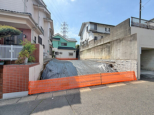 駐車時のストレスも少ないゆとりある道路幅