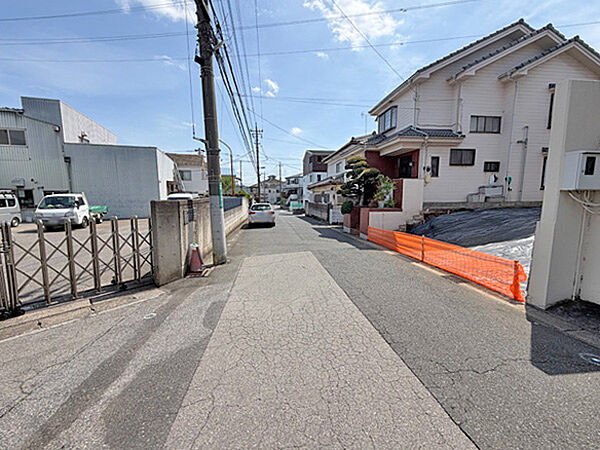 閑静な住宅街に位置しています。