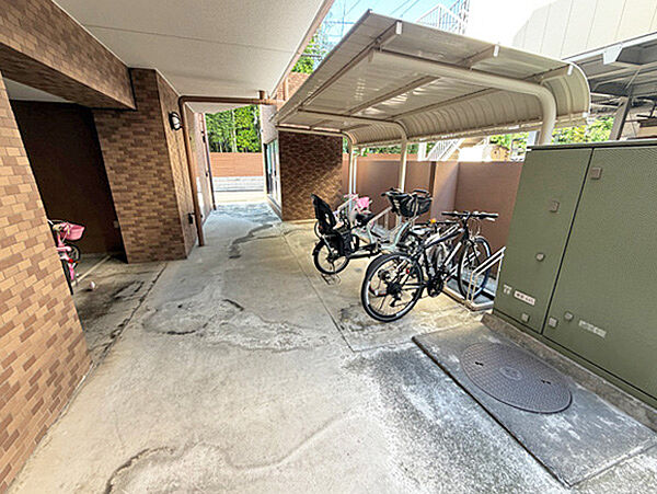 建物1階部分には屋根付きの駐輪スペース