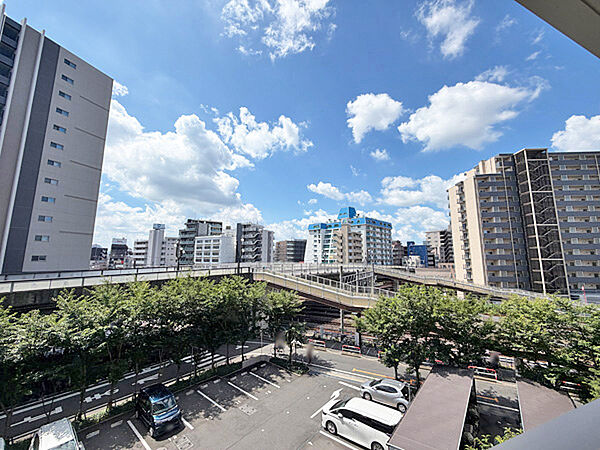 バルコニー先には大きく広がる青空と市街地の景観。