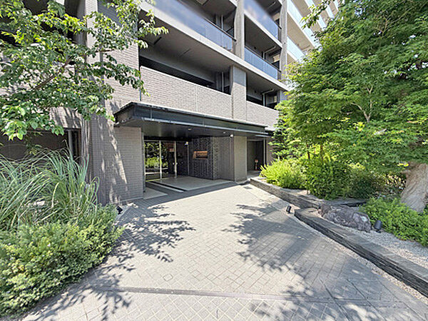 豊かな緑に囲まれたエントランスが、住まう方を優雅に迎えます。