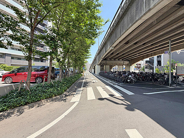 緑豊かな街並みと整備された歩道が広がる、快適で暮らしやすい住環境です。