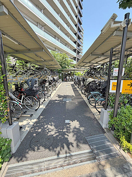 屋根付き駐輪場のため、雨の日でも安心してご利用いただけます。