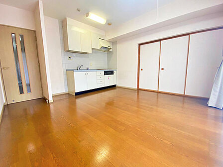 開放感のあるLDK。隣接する和室とあわせて使用することで、さらにゆとりの住空間として活用いただけます